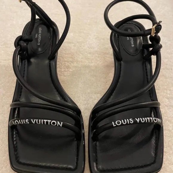 Sandals Louis Vuitton Strappy
Heel black 37 - Picture 12 of 12